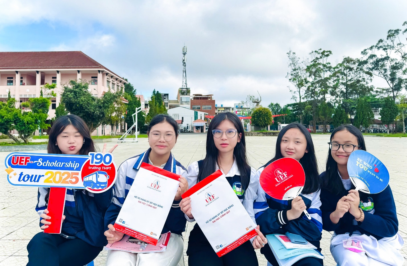 UEF Scholarship Tour 2025 đến với thí sinh Tây Nguyên để trao hàng trăm suất học bổng- Ảnh 5. UEF Scholarship Tour 2025 đến với thí sinh Tây Nguyên để trao hàng trăm suất học bổng- Ảnh 5.
