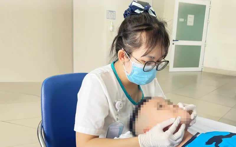Bé 5 tuổi bị liệt nửa mặt đột ngột: Cảnh báo cha mẹ về căn bệnh trẻ có thể gặp do nằm quạt, điều hòa trong mùa hè- Ảnh 1. Bé 5 tuổi bị liệt nửa mặt đột ngột: Cảnh báo cha mẹ về căn bệnh trẻ có thể gặp do nằm quạt, điều hòa trong mùa hè- Ảnh 1.