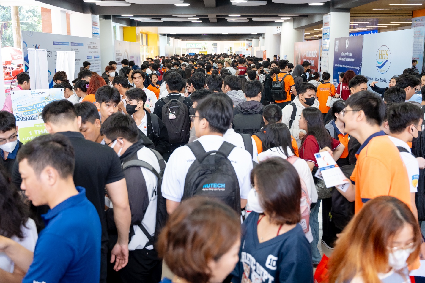 "Săn job" quốc tế, sinh viên HUTECH hội nhập thị trường lao động toàn cầu tại HUTECH International Job Fair 2025- Ảnh 1. "Săn job" quốc tế, sinh viên HUTECH hội nhập thị trường lao động toàn cầu tại HUTECH International Job Fair 2025- Ảnh 1.