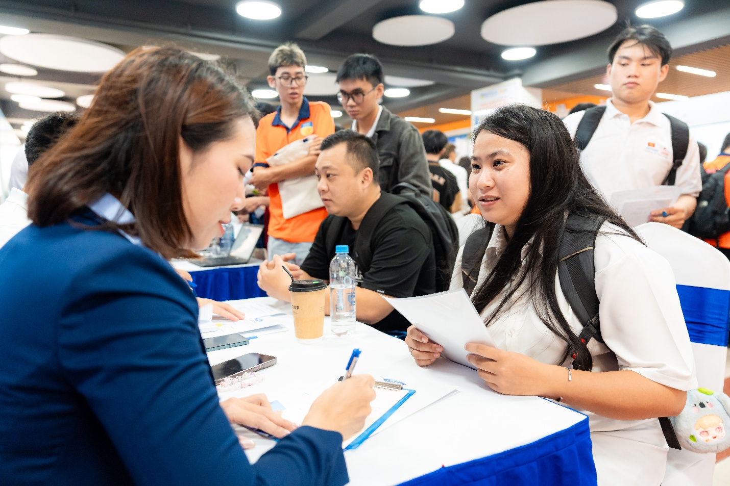 "Săn job" quốc tế, sinh viên HUTECH hội nhập thị trường lao động toàn cầu tại HUTECH International Job Fair 2025- Ảnh 2. "Săn job" quốc tế, sinh viên HUTECH hội nhập thị trường lao động toàn cầu tại HUTECH International Job Fair 2025- Ảnh 2.