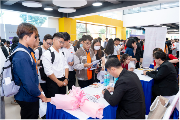 "Săn job" quốc tế, sinh viên HUTECH hội nhập thị trường lao động toàn cầu tại HUTECH International Job Fair 2025- Ảnh 3. "Săn job" quốc tế, sinh viên HUTECH hội nhập thị trường lao động toàn cầu tại HUTECH International Job Fair 2025- Ảnh 3.