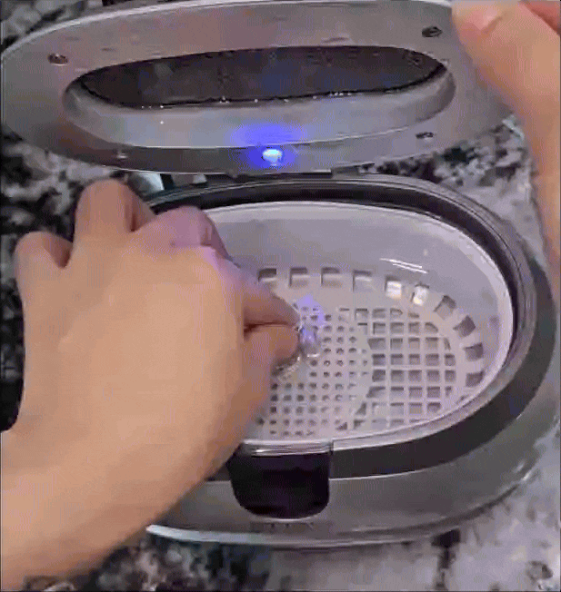 Phú bà đeo 6 chiếc nhẫn kim cương khi nấu ăn, chẳng ngại bẩn nhờ một món "bảo bối"- Ảnh 6. Phú bà đeo 6 chiếc nhẫn kim cương hi88.com - hi88.win nấu ăn, chẳng ngại bẩn nhờ một món "bảo bối"- Ảnh 6.