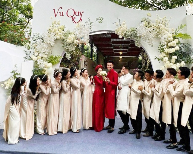 Đám cưới bí ẩn nhất Vbiz: Tổ chức linh đình nhưng không ai hay, dâu rể chỉ lộ diện tải app hi88 ảnh "team qua đường"- Ảnh 1.