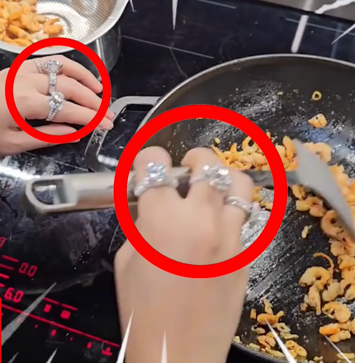 Phú bà đeo 6 chiếc nhẫn kim cương khi nấu ăn, chẳng ngại bẩn nhờ một món "bảo bối"- Ảnh 4. Phú bà đeo 6 chiếc nhẫn kim cương hi88.com - hi88.win nấu ăn, chẳng ngại bẩn nhờ một món "bảo bối"- Ảnh 4.