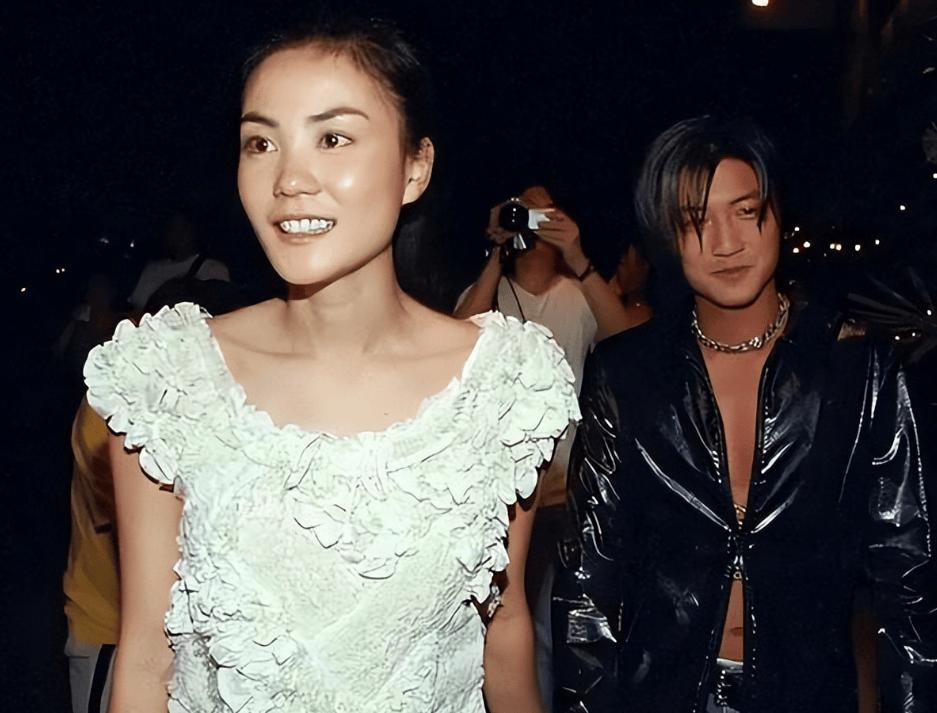 Lý Yên lộ ảnh mới: Từ "thiên thần hở hàm ếch" đến thiếu nữ tự tin, quan điểm làm mẹ của Vương Phi gây chú ý - Ảnh 2. Lý Yên lộ ảnh mới: Từ "thiên thần hở hàm ếch" đến thiếu nữ tự tin, quan điểm làm mẹ của Vương Phi gây chú ý - Ảnh 2.
