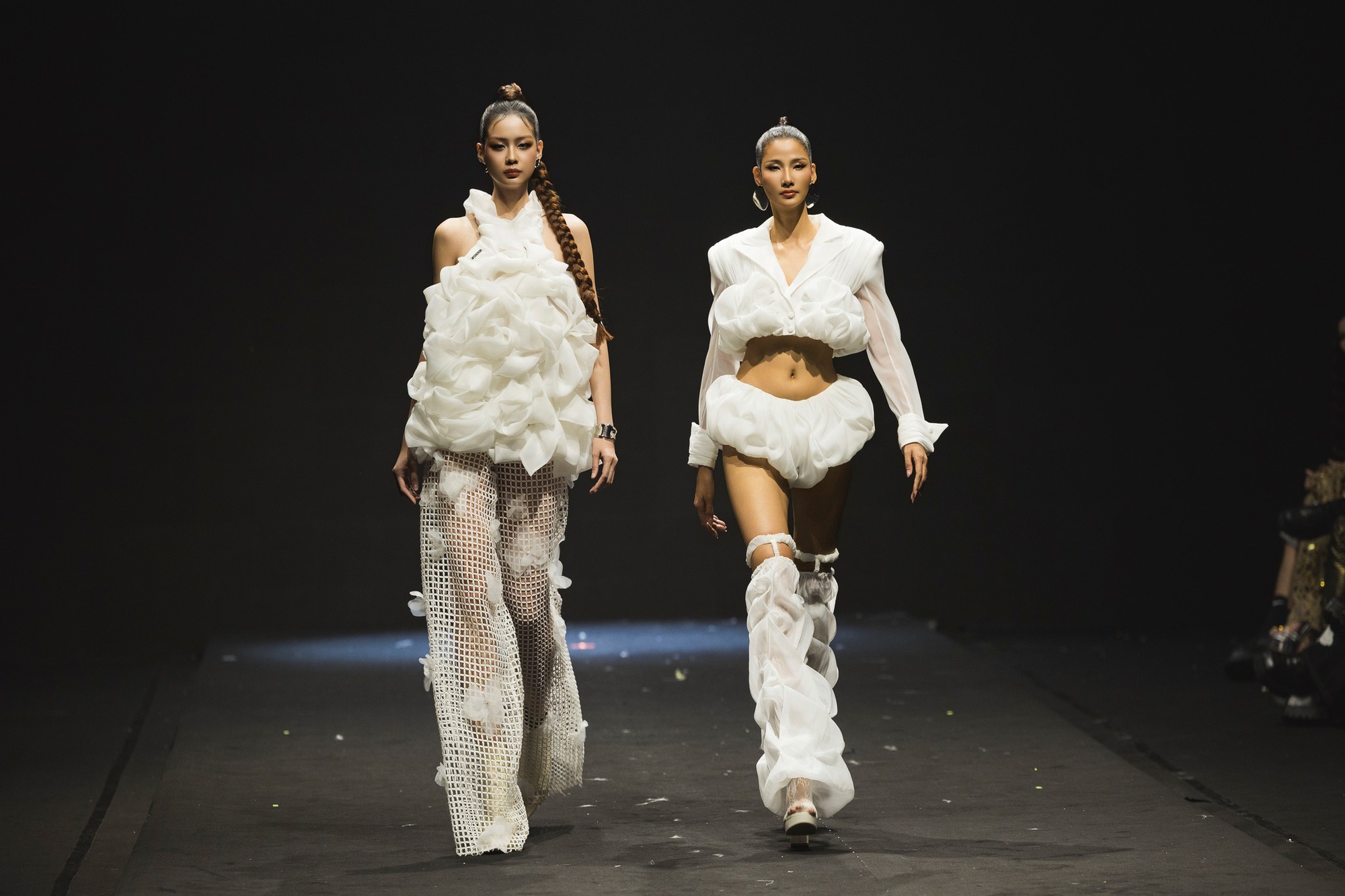 Cảnh tượng gây sốc tại show diễn thời trang, 1 sao nữ bức xúc trước ý thức kém của dàn khách mời ngồi hàng A- Ảnh 3. Cảnh tượng gây sốc tại nha cai hi88 diễn thời trang, 1 sao nữ bức xúc trước ý thức kém của dàn khách mời ngồi hàng A- Ảnh 3.