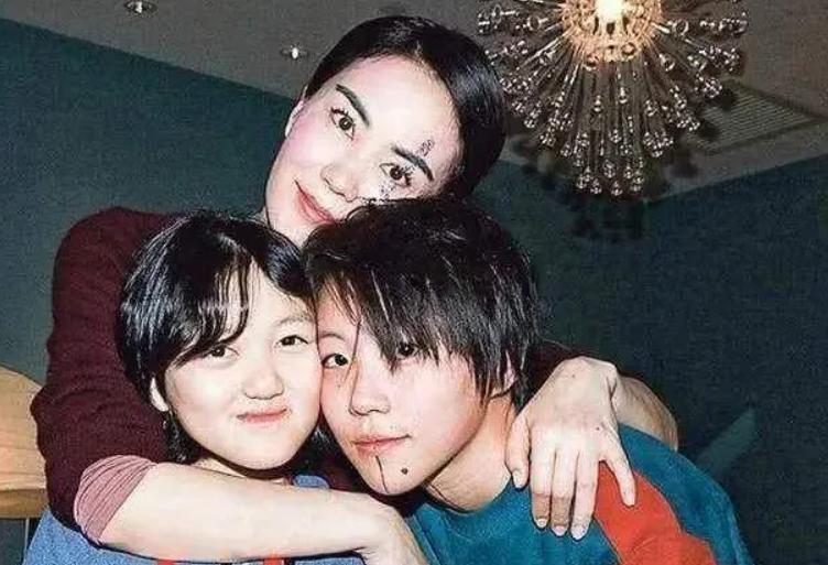 Lý Yên lộ ảnh mới: Từ "thiên thần hở hàm ếch" đến thiếu nữ tự tin, quan điểm làm mẹ của Vương Phi gây chú ý - Ảnh 5. Lý Yên lộ ảnh mới: Từ "thiên thần hở hàm ếch" đến thiếu nữ tự tin, quan điểm làm mẹ của Vương Phi gây chú ý - Ảnh 5.