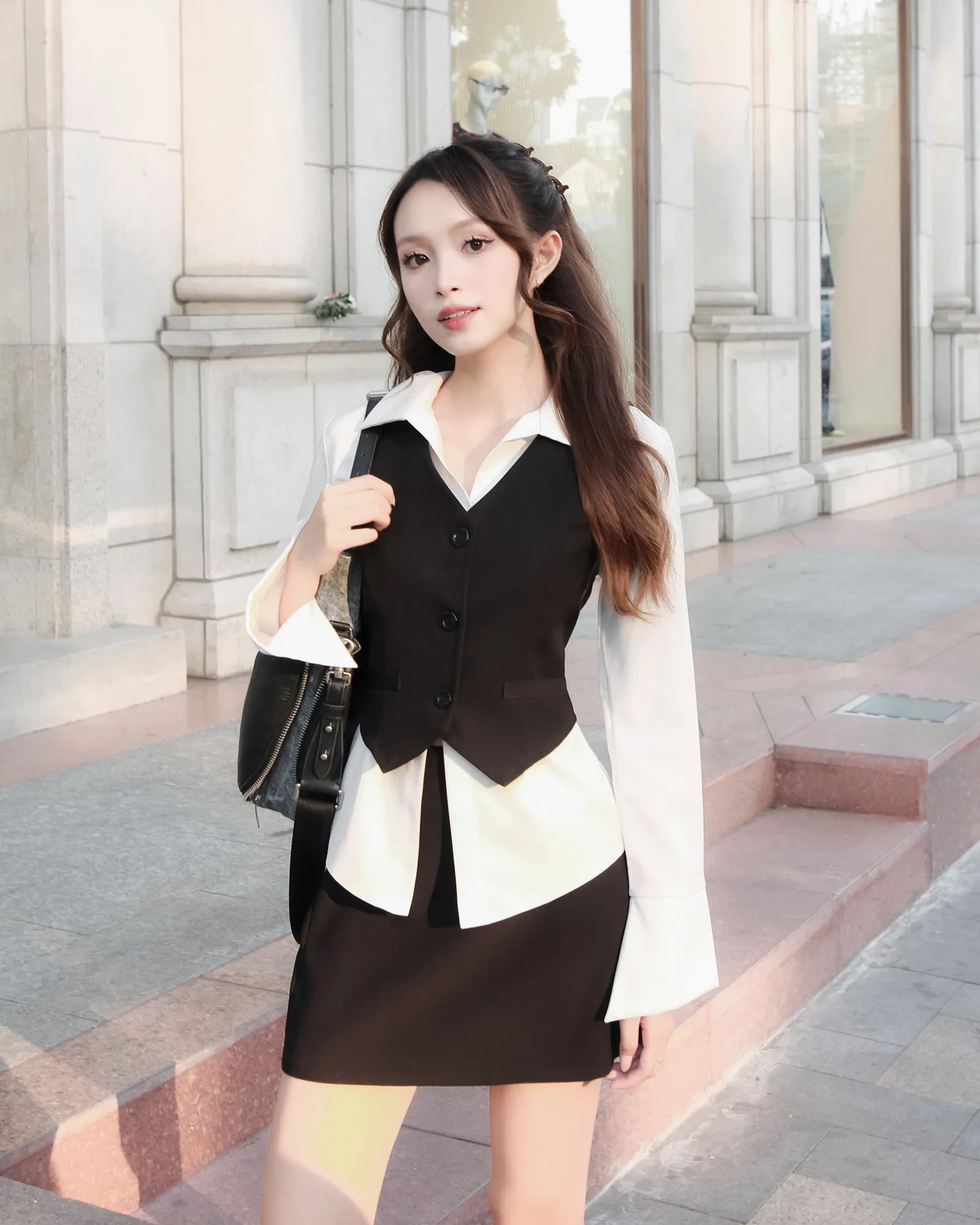 “Cơn sốt áo gile” khuấy đảo hè 2025: Mặc lên là chuẩn mốt, phối gì cũng sang chảnh- Ảnh 29. “Cơn sốt áo gile” khuấy đảo hè 2025: Mặc lên là chuẩn mốt, phối gì cũng sang chảnh- Ảnh 29.