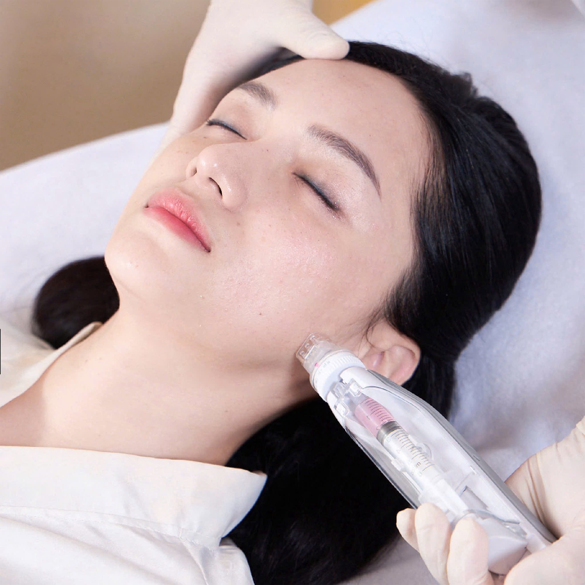Hoa hậu Hương Giang da trắng, căng mọng collagen nhờ 1 kiểu bôi kem chống nắng, bảo sao thường xuyên ở ngoài trời cũng không hề "xi nhê"- Ảnh 7.
