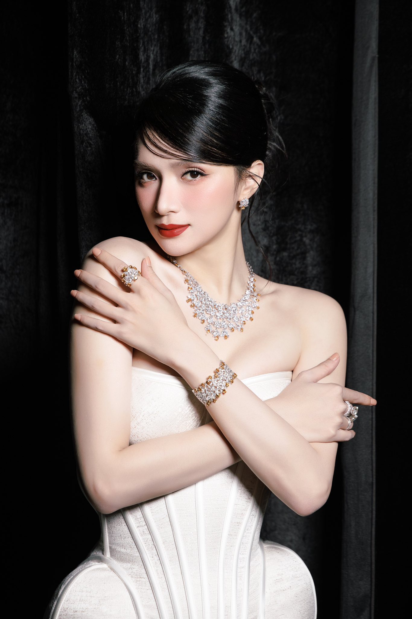 Hoa hậu Hương Giang da trắng, căng mọng collagen nhờ 1 kiểu bôi kem chống nắng, bảo sao thường xuyên ở ngoài trời cũng không hề "xi nhê"- Ảnh 3.