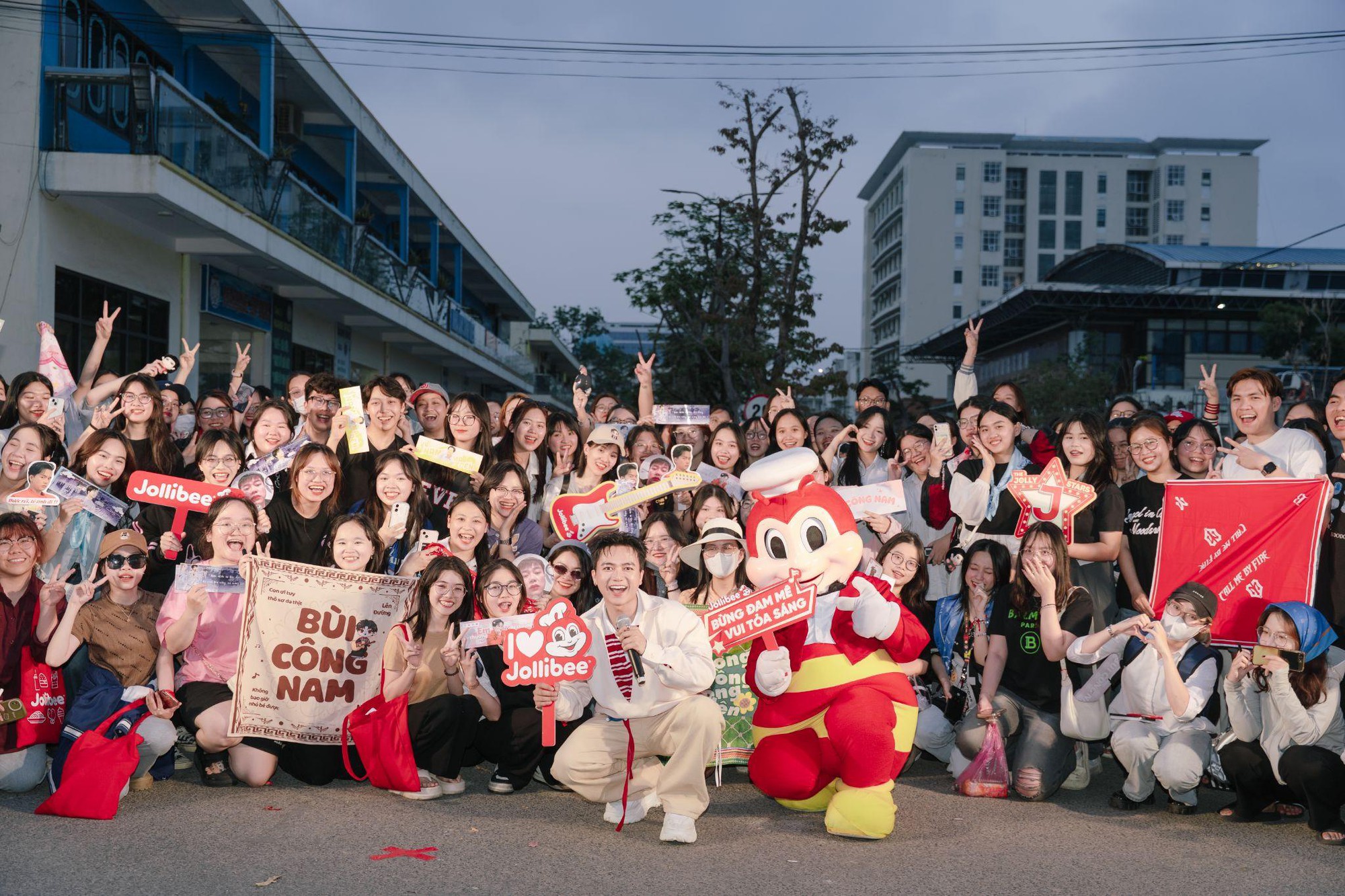 The Jolly Stars của Jollibee Việt Nam tạo sân chơi tài năng cho hàng trăm tại hi88 viên- Ảnh 1.