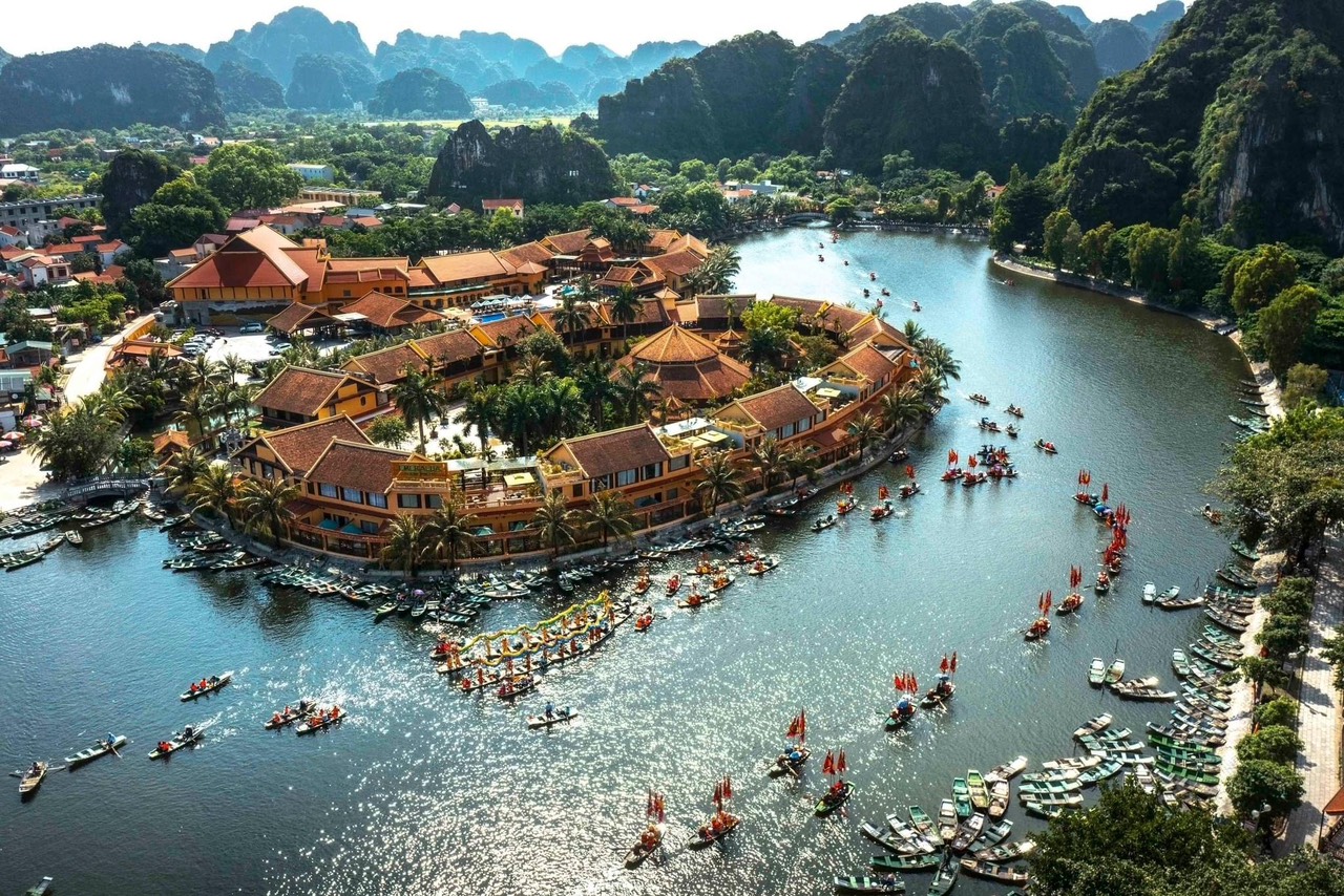 Ninh Bình - Phát triển du lịch theo hướng toàn diện, bền vững và tăng trưởng xanh- Ảnh 1. E:\Báo cáo hình ảnh huyện NTM Hoa Lư\17. ảnh cảnh quan chung\z4383979844525_241ac78080ace66907cf0bc83cfc8e00.jpg