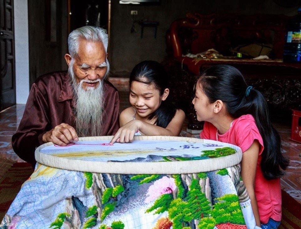 Ninh Bình phát triển nông nghiệp theo hướng bền vững và xây dựng chương trình mỗi xã một sản phẩm Ocop- Ảnh 2. D:\NTM hoa lư\9. kinh tế\nghe thêu.jpg
