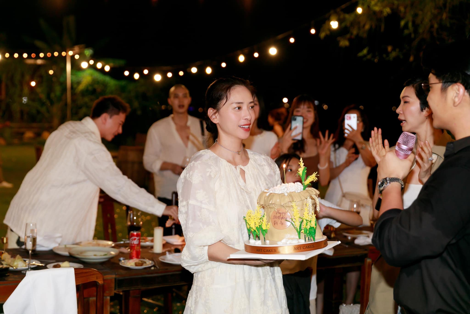 Mẹ bầu Ngô Thanh Vân chuộng lên đồ rộng rãi, giấu nhẹm đường cong mà vẫn xinh mê- Ảnh 4. Mẹ bầu Ngô Thanh Vân chuộng lên đồ rộng rãi, giấu nhẹm đường cong mà vẫn xinh mê- Ảnh 4.