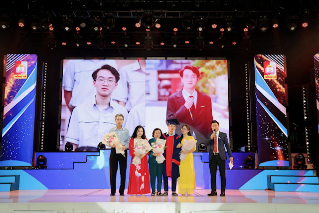 Giàng A Xoài tặng hoa cho bà Trương Mỹ Hoa, nguyên Bí thư Trung ương Đảng, nguyên Phó Chủ tịch nước_ cô Hà Thị Kim Sa, thầy Phạm Minh và cô Nguyễn Thị Thảo Giàng A Xoài tặng hoa cho bà Trương Mỹ Hoa, nguyên Bí thư Trung ương Đảng, nguyên Phó Chủ tịch nước_ cô Hà Thị Kim Sa, thầy Phạm Minh và cô Nguyễn Thị Thảo