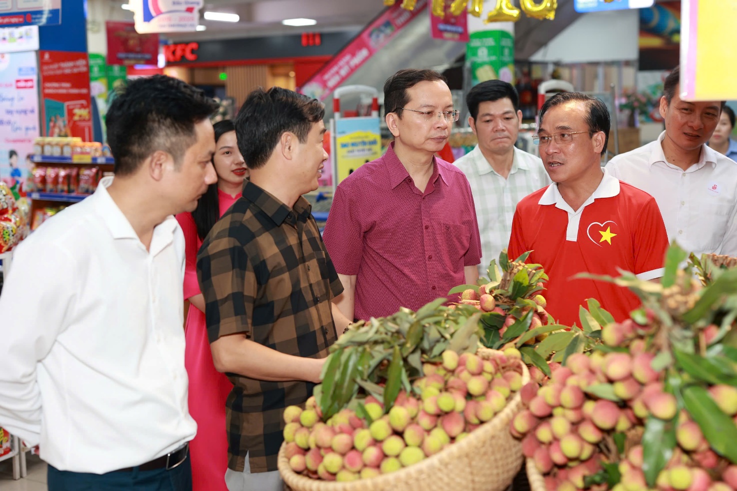 Saigon Co.op ký kết tiêu thụ vải thiều Lục Ngạn vào 800 điểm bán- Ảnh 2. Saigon Co.op ký kết tiêu thụ vải thiều Lục Ngạn vào 800 điểm bán- Ảnh 2.