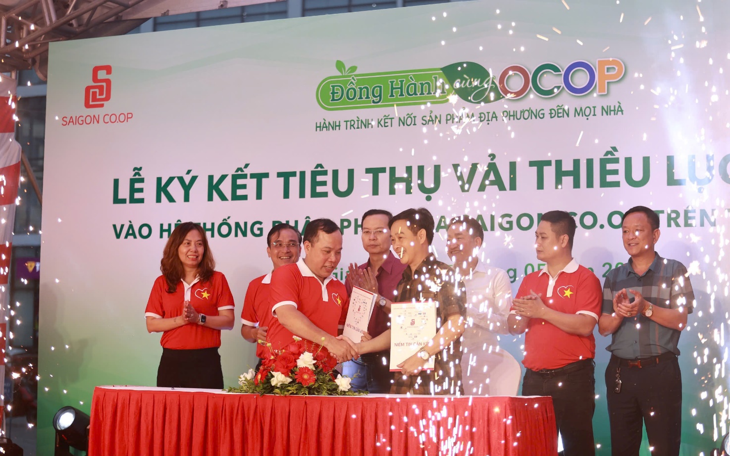 Saigon Co.op ký kết tiêu thụ vải thiều Lục Ngạn vào 800 điểm bán- Ảnh 1. Saigon Co.op ký kết tiêu thụ vải thiều Lục Ngạn vào 800 điểm bán- Ảnh 1.