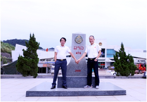 Cùng Bácsĩ Ngô sang đất nước bạn Lào (chụp tại Cửa khẩu Cầu treo - Hà Tĩnh) Cùng Bácsĩ Ngô sang đất nước bạn Lào (chụp tại Cửa khẩu Cầu treo - Hà Tĩnh)