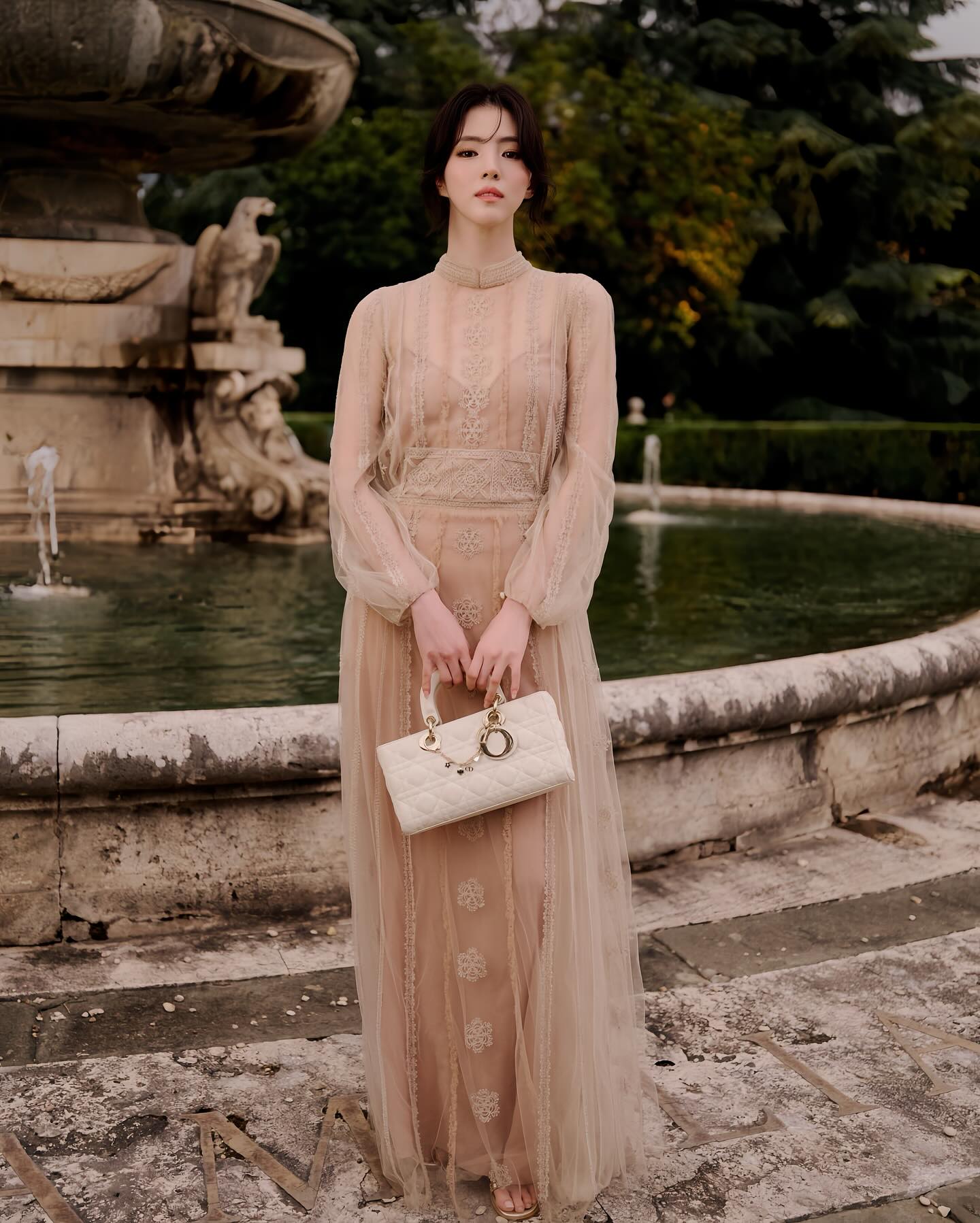 Han So Hee không lúc nào yên ổn: Đang là nàng thơ Dior xinh như mộng thì mắc mưa- Ảnh 1.