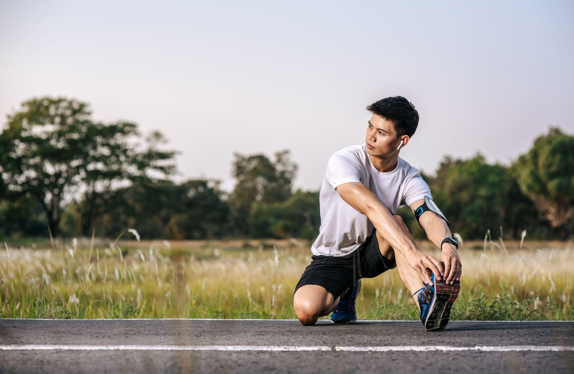 Từ chai nước mát lạnh tới đôi giày chạy “chất lừ”: Bí quyết “x2” niềm vui của runner văn phòng thế hệ trẻ- Ảnh 1.