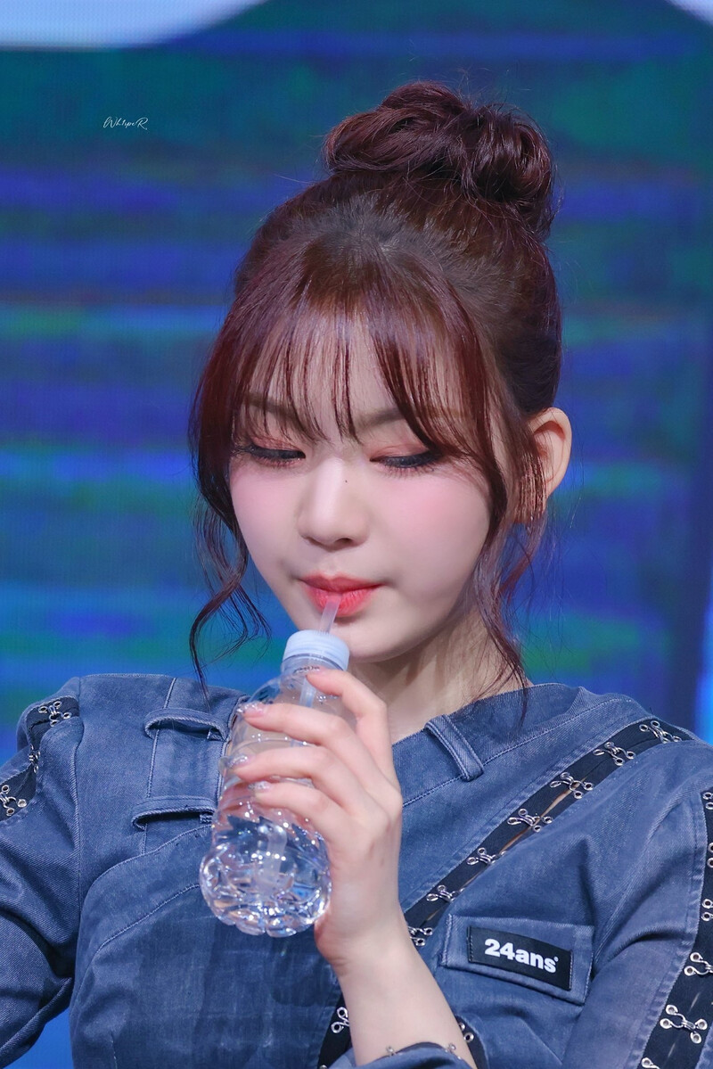 Cả nghìn người thắc mắc: Idol Hàn cắm ống hút vào chai nước thế nào, đáp án hóa ra chỉ vài chục nghìn- Ảnh 6. Cả nghìn người thắc mắc: Idol Hàn cắm ống hút vào nha cai hi88 nước thế nào, đáp án hóa ra chỉ vài chục nghìn- Ảnh 6.