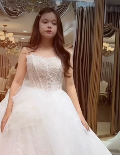 Con gái 15 tuổi nhà hot mom Hằng Túi bất ngờ khoác áo cưới, dân tình ngỡ ngàng với nhan sắc cực phẩm của bé Su đáng yêu ngày nào- Ảnh 6. Con gái 15 tuổi nhà hot mom Hằng Túi bất ngờ khoác áo cưới, dân tình ngỡ ngàng với nhan sắc cực phẩm của bé Su đáng yêu ngày nào- Ảnh 6.