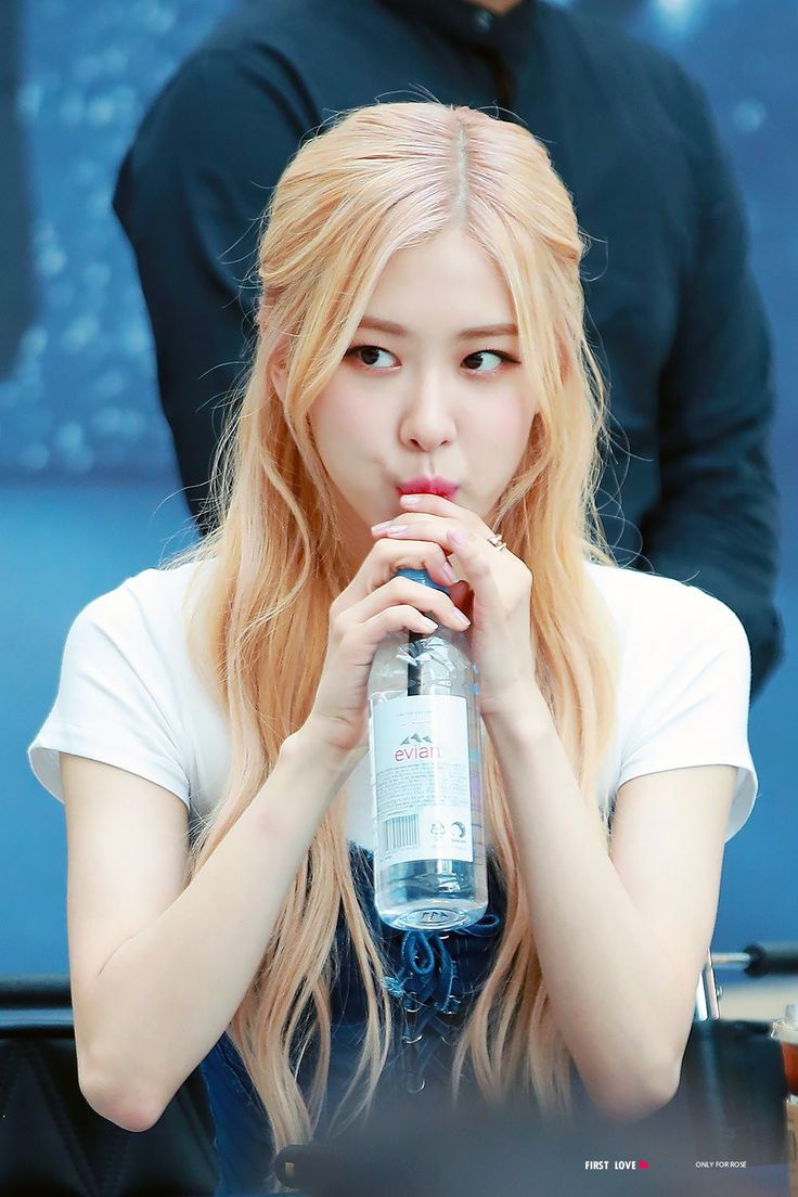 Cả nghìn người thắc mắc: Idol Hàn cắm ống hút vào chai nước thế nào, đáp án hóa ra chỉ vài chục nghìn- Ảnh 2. Cả nghìn người thắc mắc: Idol Hàn cắm ống hút vào nha cai hi88 nước thế nào, đáp án hóa ra chỉ vài chục nghìn- Ảnh 2.