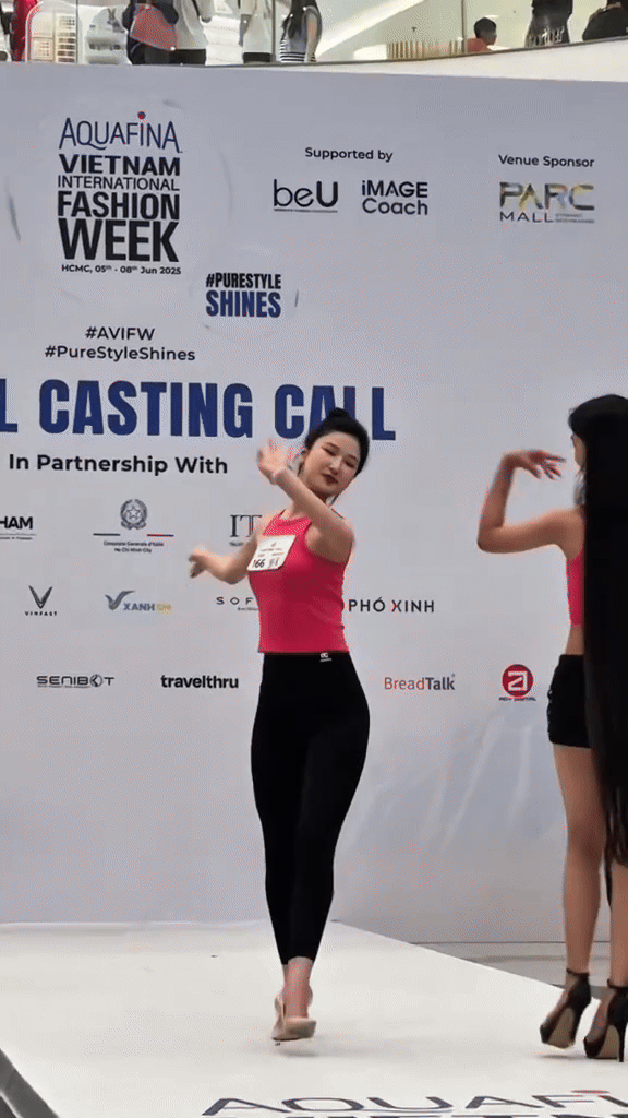 Hai nàng mẫu 19 tuổi catwalk khiến netizen phải so sánh: "Đối thủ Lọ Lem" lép vế trước Á quân quốc tế- Ảnh 8. Hai nàng mẫu 19 tuổi catwalk khiến netizen phải so sánh: "Đối thủ Lọ Lem" lép vế trước Á quân quốc tế- Ảnh 8.