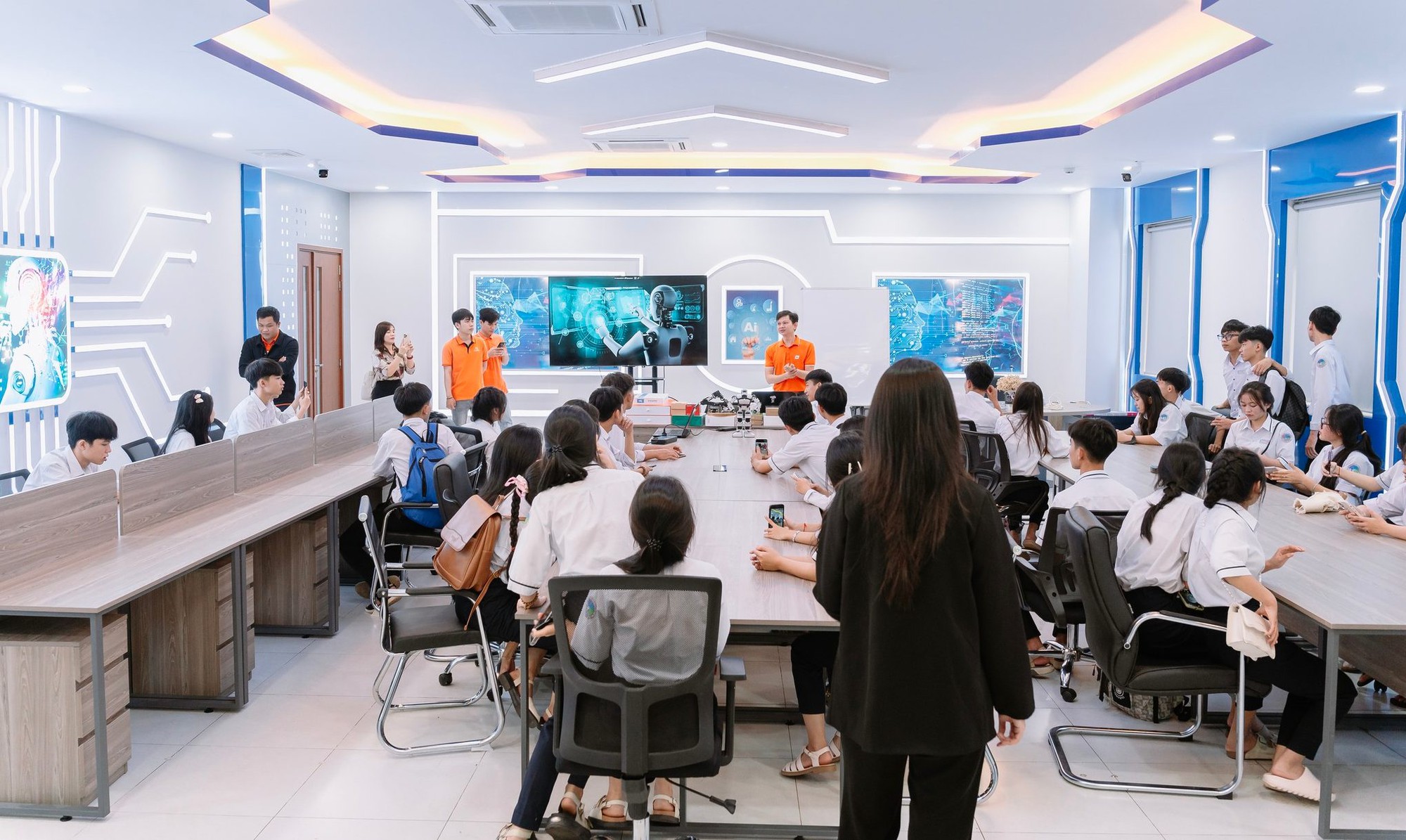 FPTU ra mắt chuỗi hoạt động cực chất “Prompt your Future”: Gen Z không học để thi, học để prompt tương lai của chính mình- Ảnh 4. hi88. com mắt chuỗi hoạt động cực chất “Prompt your Future”: Gen Z không học để thi, học để prompt tương lai của chính mình- Ảnh 4.