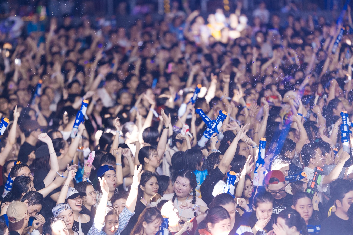 Ravers Đà Nẵng háo hức từng ngày đến Đại tiệc sảng khoái nhất năm cùng Tóc Tiên, Kay Trần, Quang Hùng MasterD và dàn sao đình đám- Ảnh 6. Ravers Đà Nẵng háo hức từng ngày đến Đại tiệc sảng khoái nhất năm cùng Tóc Tiên, Kay Trần, Quang Hùng MasterD và dàn sao đình đám- Ảnh 6.