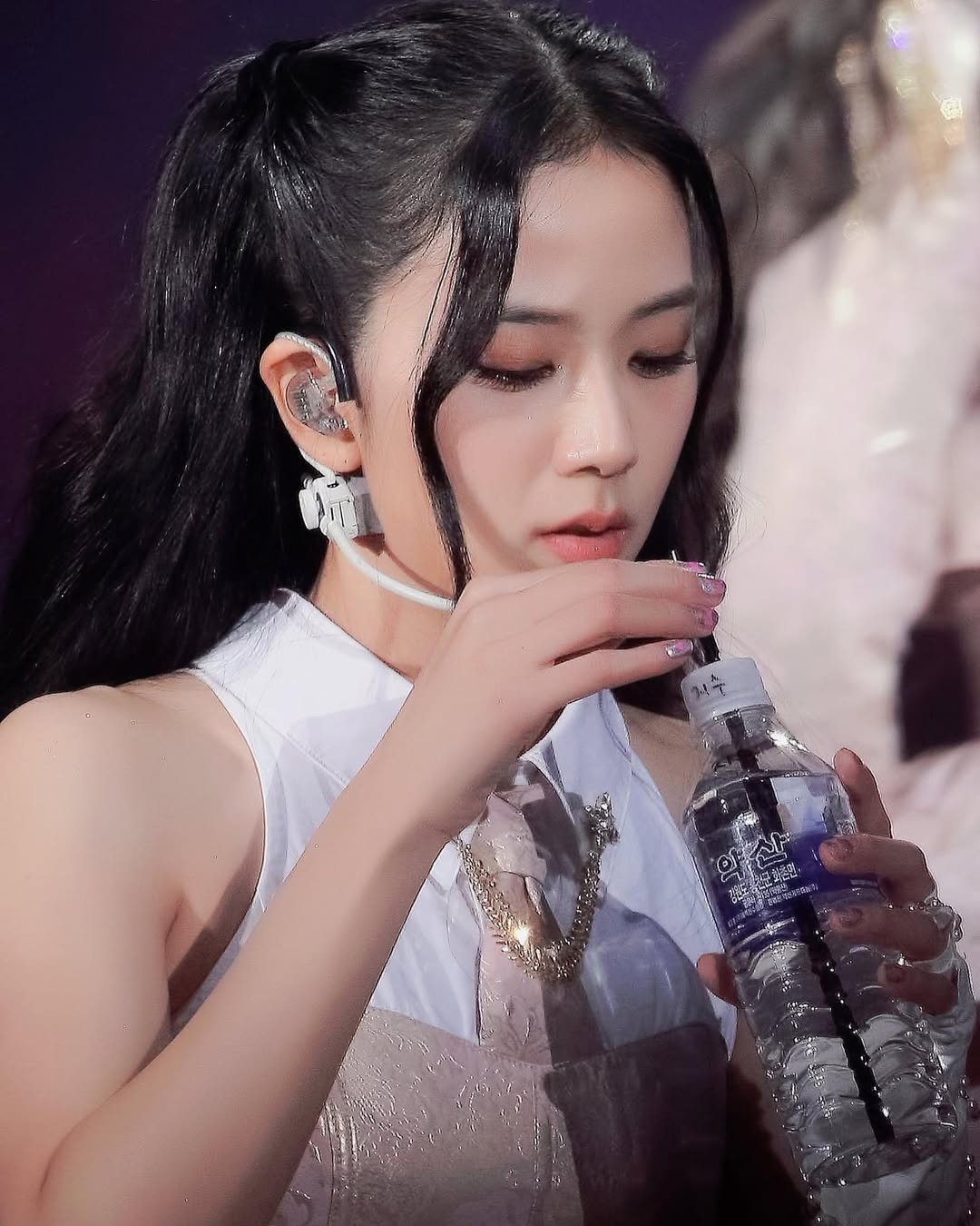 Cả nghìn người thắc mắc: Idol Hàn cắm ống hút vào chai nước thế nào, đáp án hóa ra chỉ vài chục nghìn- Ảnh 3. Cả nghìn người thắc mắc: Idol Hàn cắm ống hút vào nha cai hi88 nước thế nào, đáp án hóa ra chỉ vài chục nghìn- Ảnh 3.