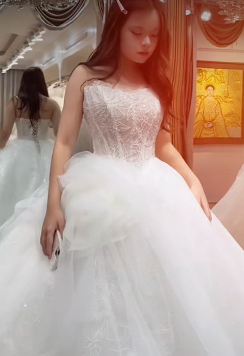 Con gái 15 tuổi nhà hot mom Hằng Túi bất ngờ khoác áo cưới, dân tình ngỡ ngàng với nhan sắc cực phẩm của bé Su đáng yêu ngày nào- Ảnh 8. Con gái 15 tuổi nhà hot mom Hằng Túi bất ngờ khoác áo cưới, dân tình ngỡ ngàng với nhan sắc cực phẩm của bé Su đáng yêu ngày nào- Ảnh 8.