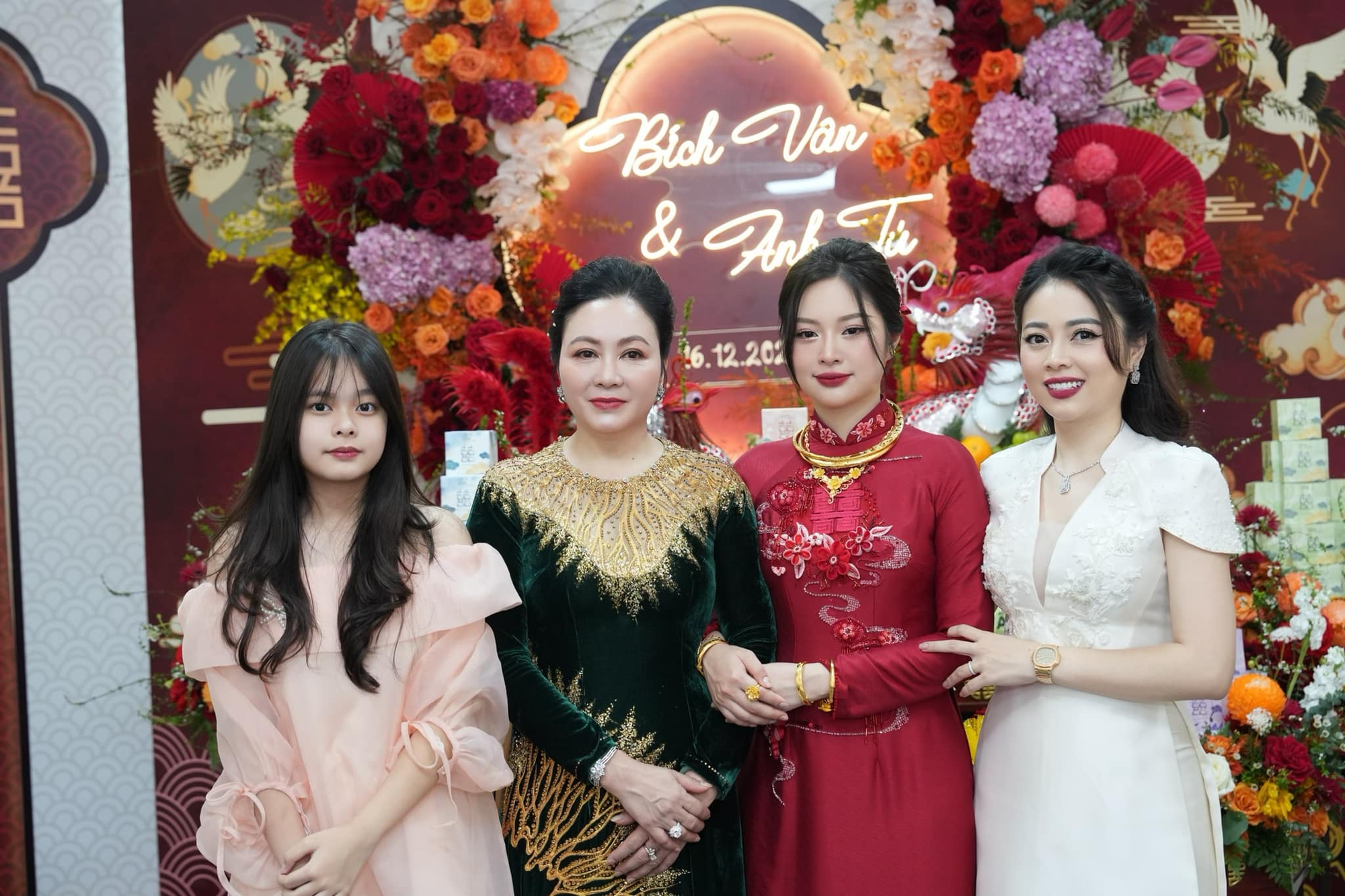 Con gái 15 tuổi nhà hot mom Hằng Túi bất ngờ khoác áo cưới, dân tình ngỡ ngàng với nhan sắc cực phẩm của bé Su đáng yêu ngày nào- Ảnh 14. Con gái 15 tuổi nhà hot mom Hằng Túi bất ngờ khoác áo cưới, dân tình ngỡ ngàng với nhan sắc cực phẩm của bé Su đáng yêu ngày nào- Ảnh 14.