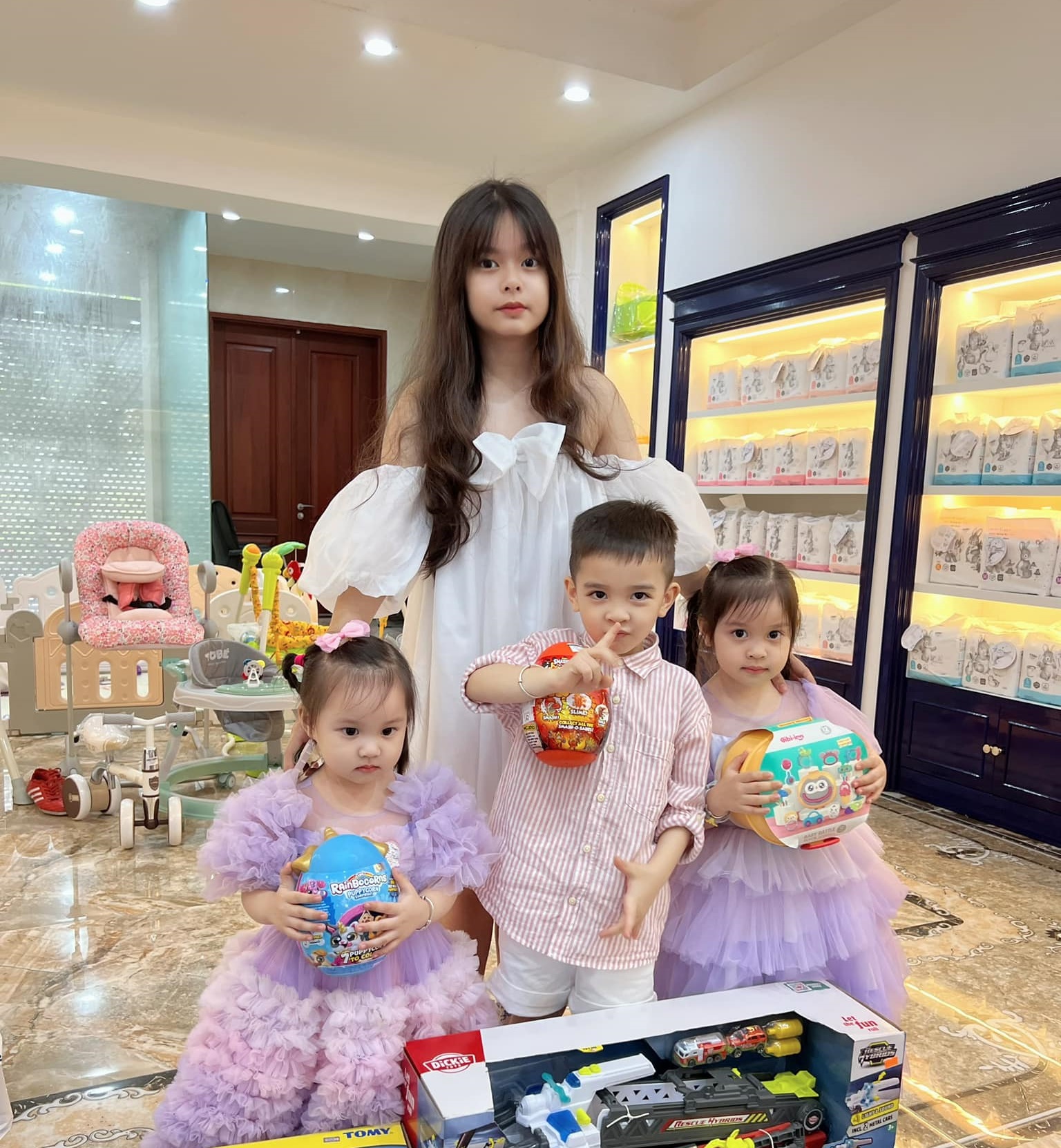 Con gái 15 tuổi nhà hot mom Hằng Túi bất ngờ khoác áo cưới, dân tình ngỡ ngàng với nhan sắc cực phẩm của bé Su đáng yêu ngày nào- Ảnh 12. Con gái 15 tuổi nhà hot mom Hằng Túi bất ngờ khoác áo cưới, dân tình ngỡ ngàng với nhan sắc cực phẩm của bé Su đáng yêu ngày nào- Ảnh 12.