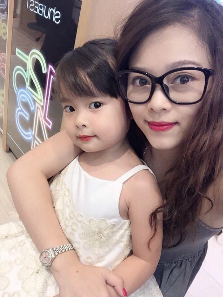 Con gái 15 tuổi nhà hot mom Hằng Túi bất ngờ khoác áo cưới, dân tình ngỡ ngàng với nhan sắc cực phẩm của bé Su đáng yêu ngày nào- Ảnh 5. Con gái 15 tuổi nhà hot mom Hằng Túi bất ngờ khoác áo cưới, dân tình ngỡ ngàng với nhan sắc cực phẩm của bé Su đáng yêu ngày nào- Ảnh 5.