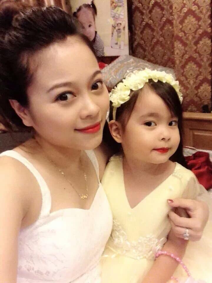 Con gái 15 tuổi nhà hot mom Hằng Túi bất ngờ khoác áo cưới, dân tình ngỡ ngàng với nhan sắc cực phẩm của bé Su đáng yêu ngày nào- Ảnh 4. Con gái 15 tuổi nhà hot mom Hằng Túi bất ngờ khoác áo cưới, dân tình ngỡ ngàng với nhan sắc cực phẩm của bé Su đáng yêu ngày nào- Ảnh 4.