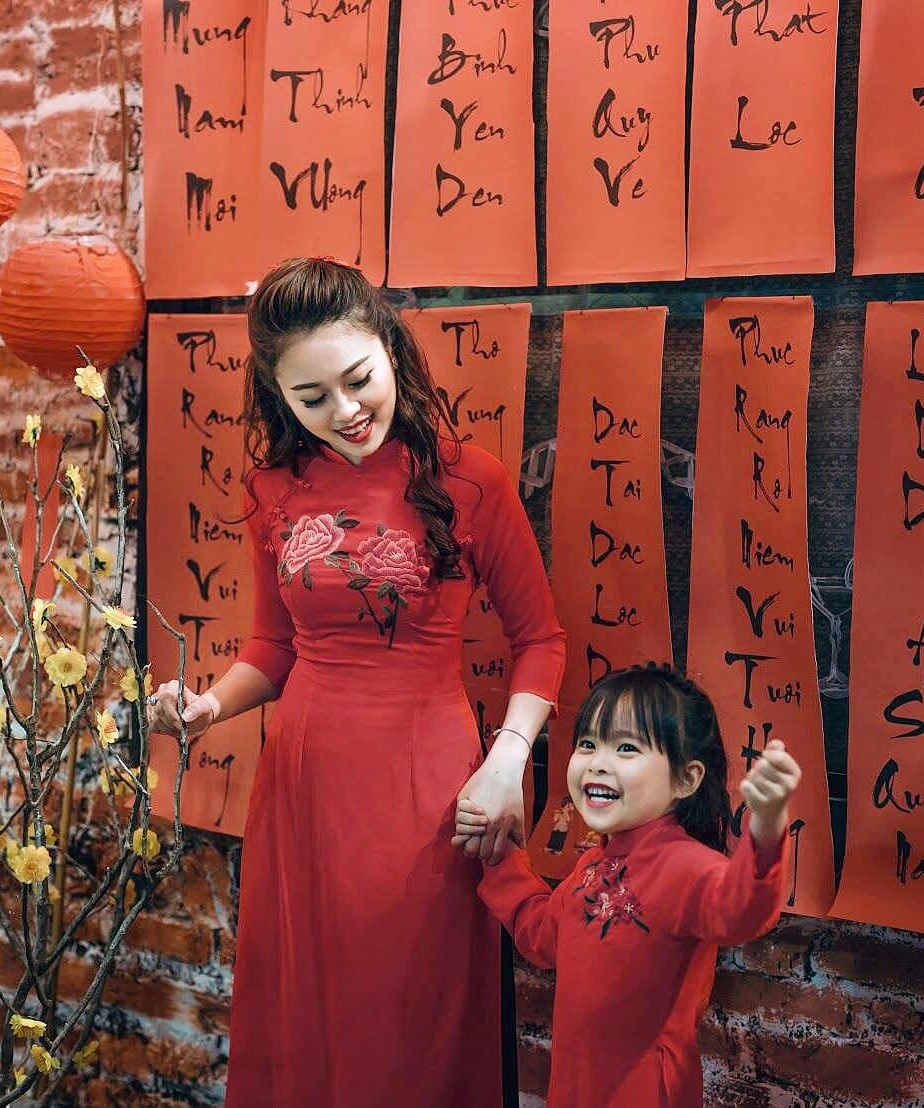 Con gái 15 tuổi nhà hot mom Hằng Túi bất ngờ khoác áo cưới, dân tình ngỡ ngàng với nhan sắc cực phẩm của bé Su đáng yêu ngày nào- Ảnh 10. Con gái 15 tuổi nhà hot mom Hằng Túi bất ngờ khoác áo cưới, dân tình ngỡ ngàng với nhan sắc cực phẩm của bé Su đáng yêu ngày nào- Ảnh 10.