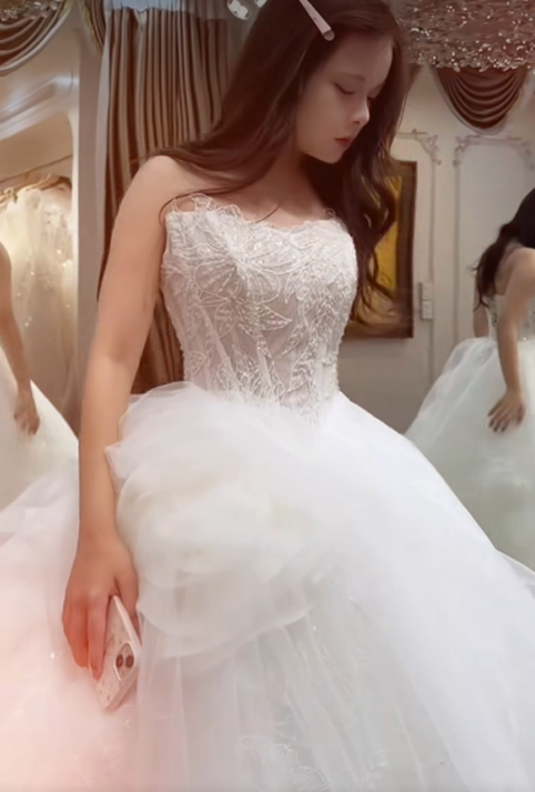 Con gái 15 tuổi nhà hot mom Hằng Túi bất ngờ khoác áo cưới, dân tình ngỡ ngàng với nhan sắc cực phẩm của bé Su đáng yêu ngày nào- Ảnh 7. Con gái 15 tuổi nhà hot mom Hằng Túi bất ngờ khoác áo cưới, dân tình ngỡ ngàng với nhan sắc cực phẩm của bé Su đáng yêu ngày nào- Ảnh 7.