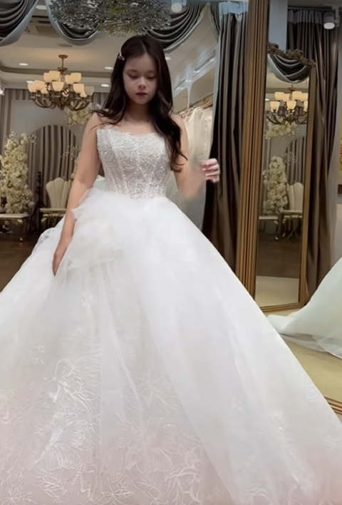Con gái 15 tuổi nhà hot mom Hằng Túi bất ngờ khoác áo cưới, dân tình ngỡ ngàng với nhan sắc cực phẩm của bé Su đáng yêu ngày nào- Ảnh 9. Con gái 15 tuổi nhà hot mom Hằng Túi bất ngờ khoác áo cưới, dân tình ngỡ ngàng với nhan sắc cực phẩm của bé Su đáng yêu ngày nào- Ảnh 9.