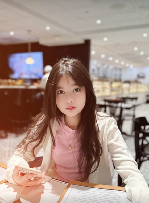 Con gái 15 tuổi nhà hot mom Hằng Túi bất ngờ khoác áo cưới, dân tình ngỡ ngàng với nhan sắc cực phẩm của bé Su đáng yêu ngày nào- Ảnh 11. Con gái 15 tuổi nhà hot mom Hằng Túi bất ngờ khoác áo cưới, dân tình ngỡ ngàng với nhan sắc cực phẩm của bé Su đáng yêu ngày nào- Ảnh 11.