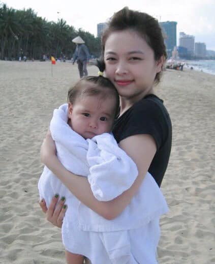 Con gái 15 tuổi nhà hot mom Hằng Túi bất ngờ khoác áo cưới, dân tình ngỡ ngàng với nhan sắc cực phẩm của bé Su đáng yêu ngày nào- Ảnh 3. Con gái 15 tuổi nhà hot mom Hằng Túi bất ngờ khoác áo cưới, dân tình ngỡ ngàng với nhan sắc cực phẩm của bé Su đáng yêu ngày nào- Ảnh 3.