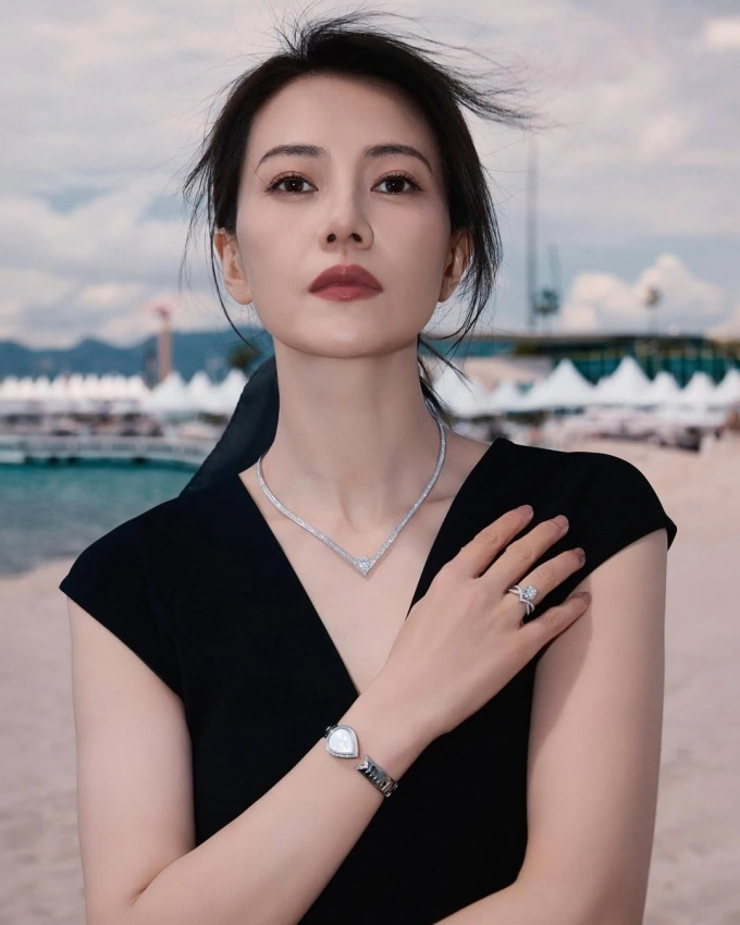 Mỹ nhân Cbiz trẻ mãi không già, U50 da mơn mởn collagen nhờ kết thân 1 loại nước, chống nắng vô cùng kỹ lưỡng đáng học hỏi- Ảnh 3. Mỹ nhân Cbiz trẻ mãi không già, U50 da mơn mởn collagen nhờ kết thân 1 loại nước, chống nắng vô cùng kỹ lưỡng đáng học hỏi- Ảnh 3.