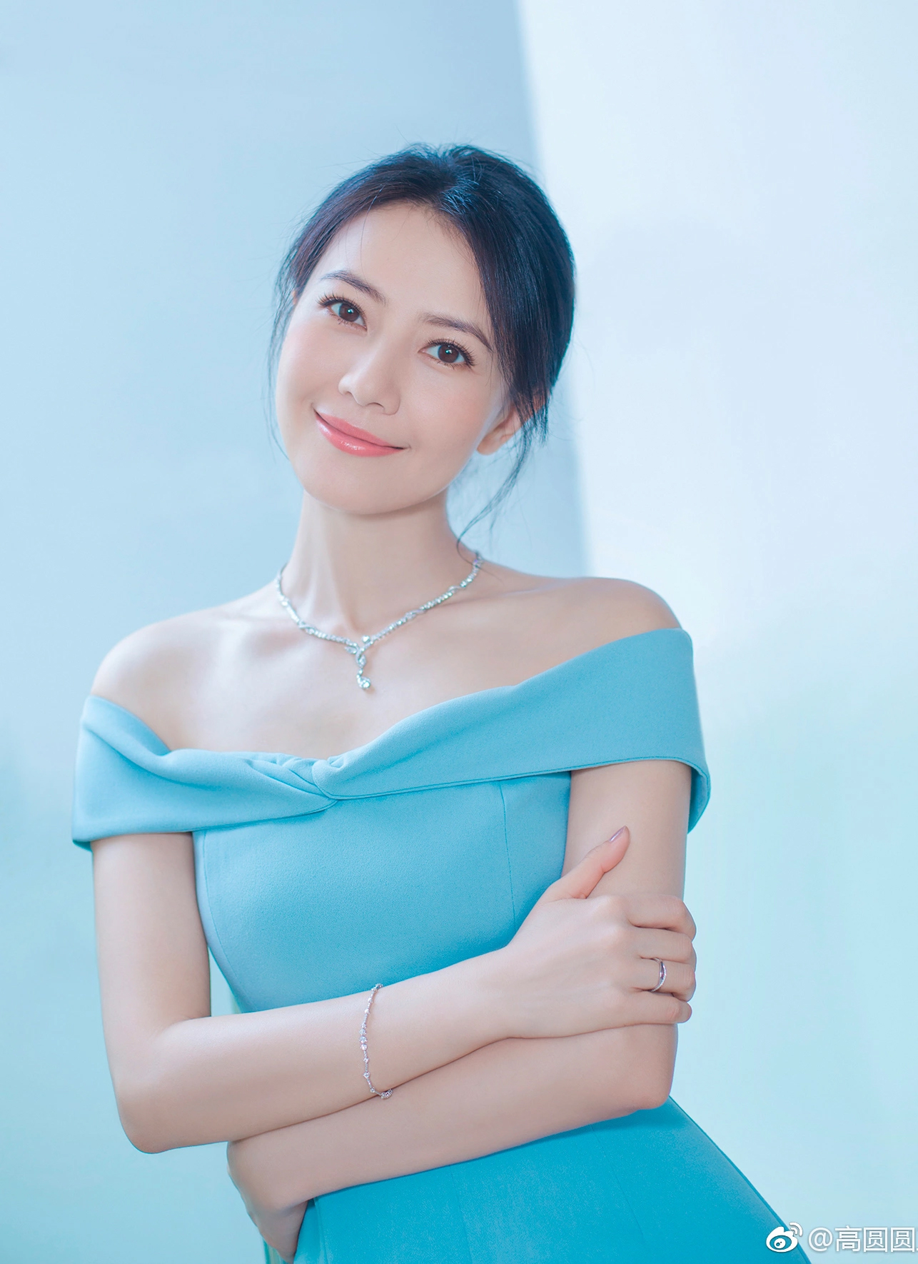 Mỹ nhân Cbiz trẻ mãi không già, U50 da mơn mởn collagen nhờ kết thân 1 loại nước, chống nắng vô cùng kỹ lưỡng đáng học hỏi- Ảnh 4. Mỹ nhân Cbiz trẻ mãi không già, U50 da mơn mởn collagen nhờ kết thân 1 loại nước, chống nắng vô cùng kỹ lưỡng đáng học hỏi- Ảnh 4.