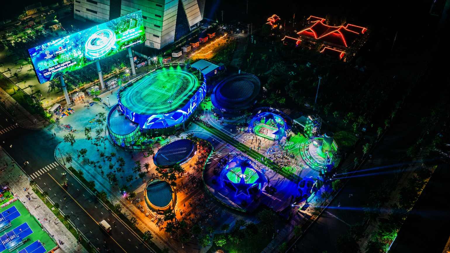 Heineken khuấy động đam mê cùng trái bóng: Trải nghiệm UEFA Champions League “siêu thực” ngay tại Việt Nam- Ảnh 1. Heineken khuấy động đam mê cùng trái bóng: Trải nghiệm UEFA Champions League “siêu thực” ngay tại Việt Nam- Ảnh 1.