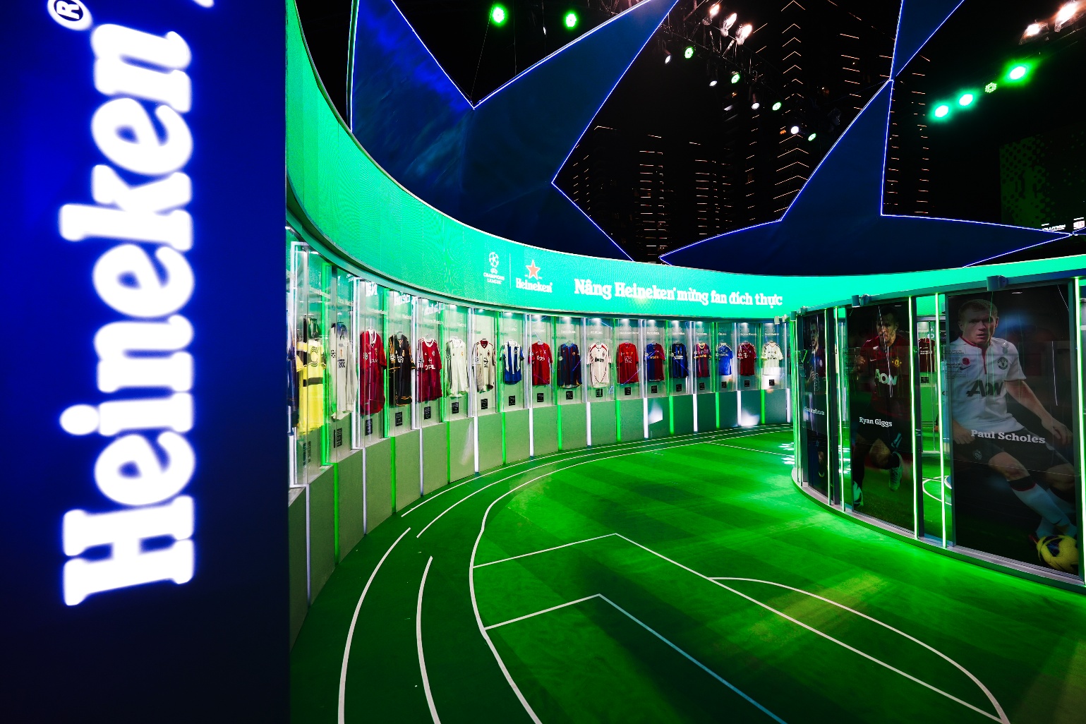 Heineken khuấy động đam mê cùng trái bóng: Trải nghiệm UEFA Champions League “siêu thực” ngay tại Việt Nam- Ảnh 3. Heineken khuấy động đam mê cùng trái bóng: Trải nghiệm UEFA Champions League “siêu thực” ngay tại Việt Nam- Ảnh 3.