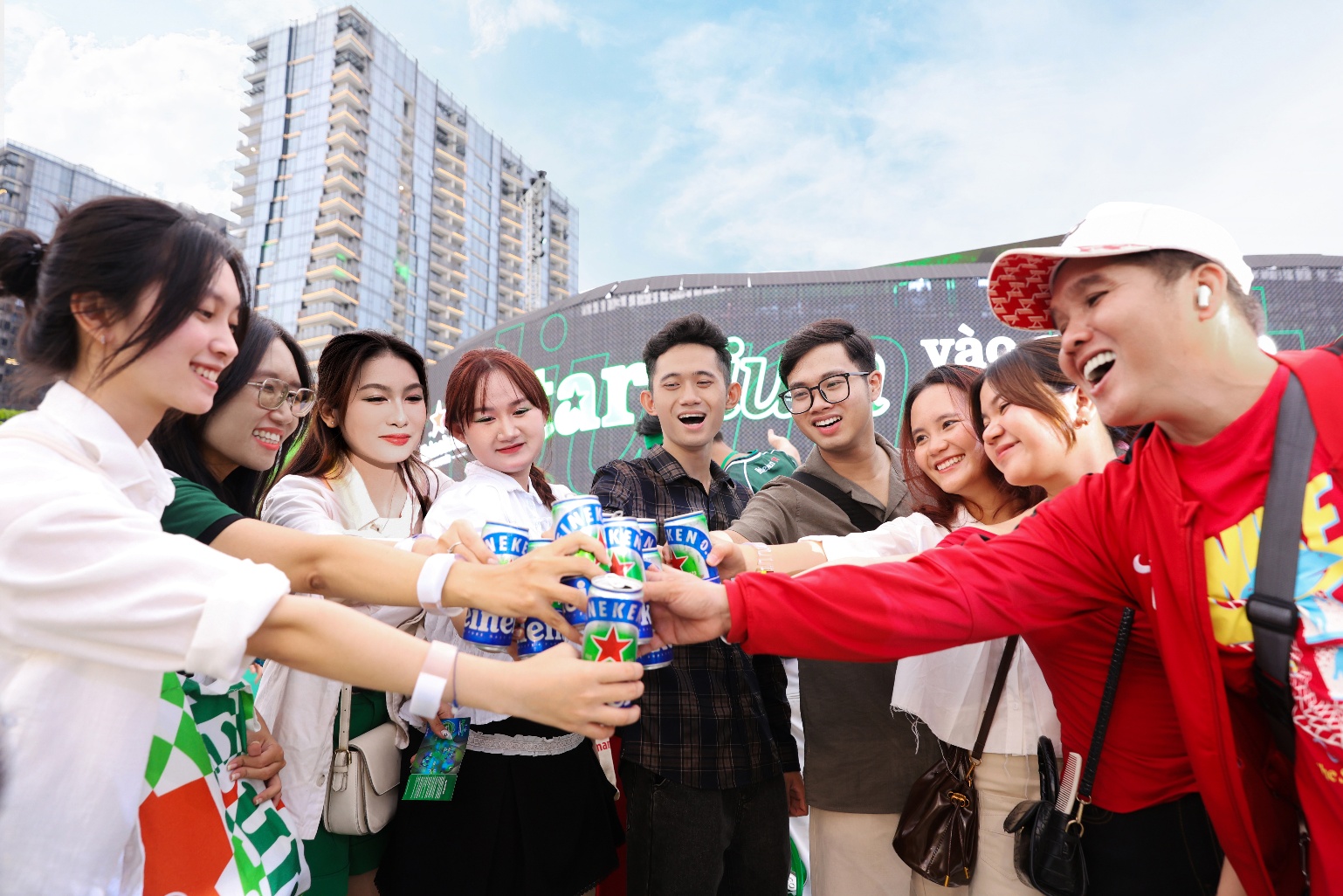 Heineken khuấy động đam mê cùng trái bóng: Trải nghiệm UEFA Champions League “siêu thực” ngay tại Việt Nam- Ảnh 5. Heineken khuấy động đam mê cùng trái bóng: Trải nghiệm UEFA Champions League “siêu thực” ngay tại Việt Nam- Ảnh 5.