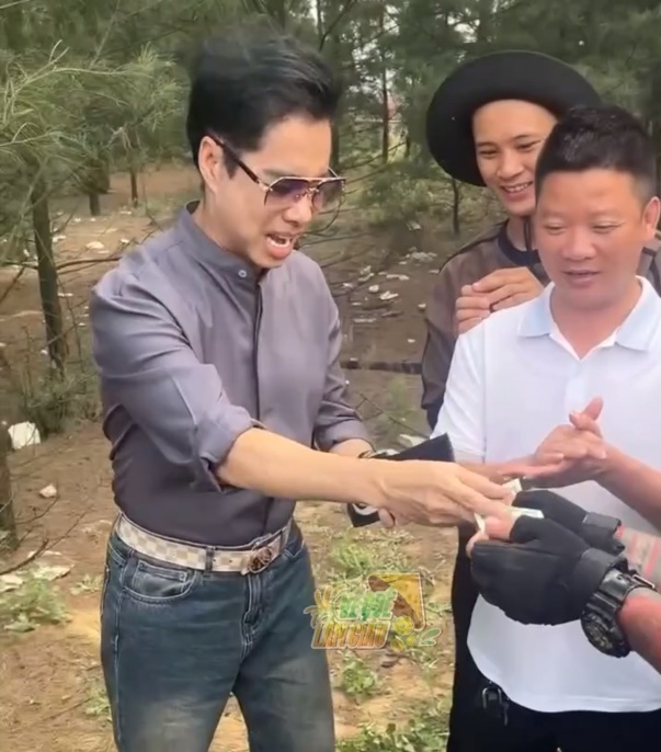 Ngọc Sơn ra Hà Tĩnh, rút thẳng ví lì xì đô la cho các nhân viên- Ảnh 1. Ngọc Sơn ra Hà Tĩnh, rút thẳng ví lì xì đô la cho các nhân viên- Ảnh 1.