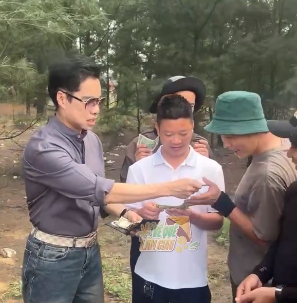 Ngọc Sơn ra Hà Tĩnh, rút thẳng ví lì xì đô la cho các nhân viên- Ảnh 2. Ngọc Sơn ra Hà Tĩnh, rút thẳng ví lì xì đô la cho các nhân viên- Ảnh 2.