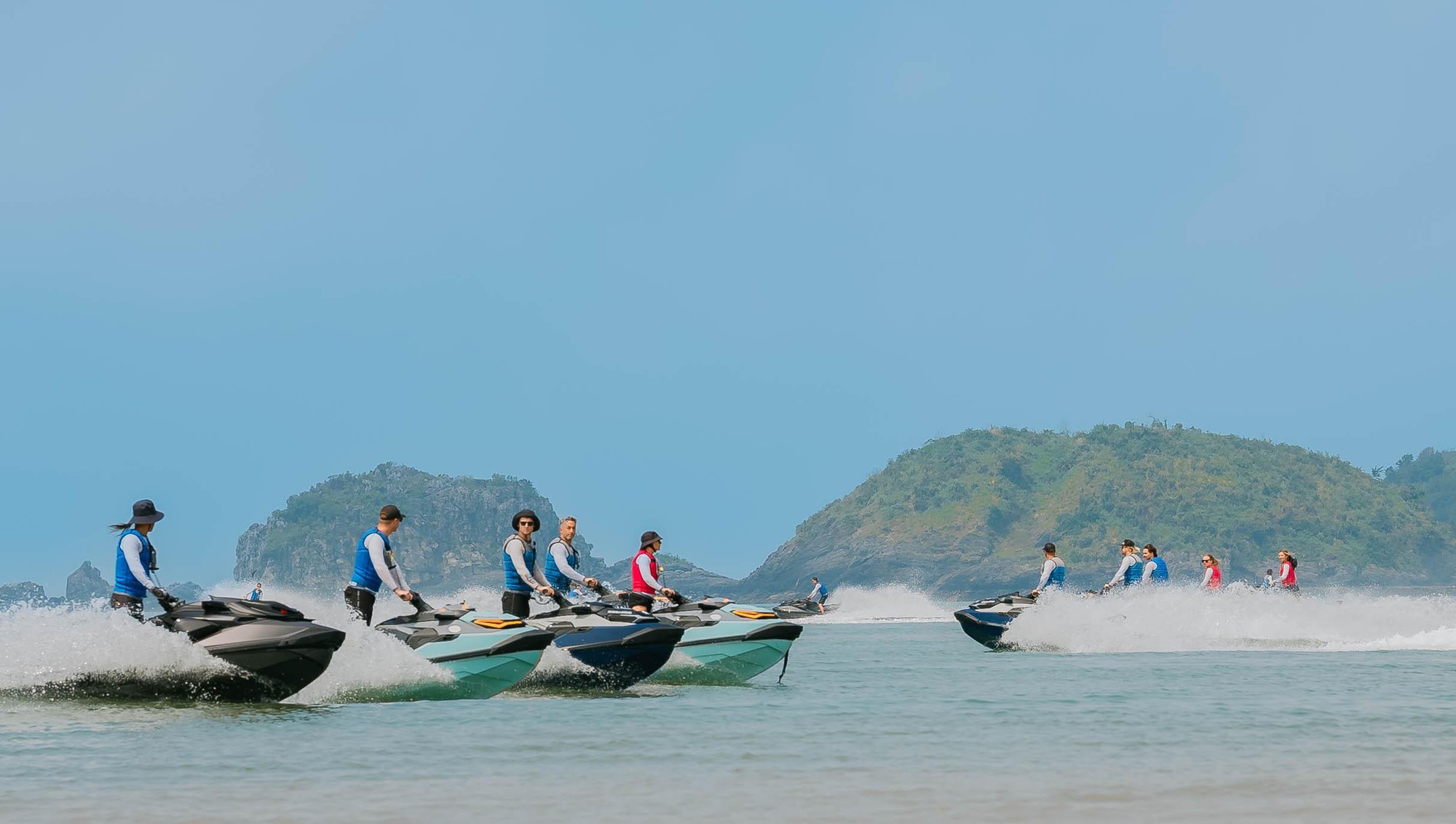Nóng: Show diễn Jetski bắn pháo hoa trên mặt biển tại Cát Bà khởi động- Ảnh 3. Nóng: Show diễn Jetski bắn pháo hoa trên mặt biển tại Cát Bà khởi động- Ảnh 3.