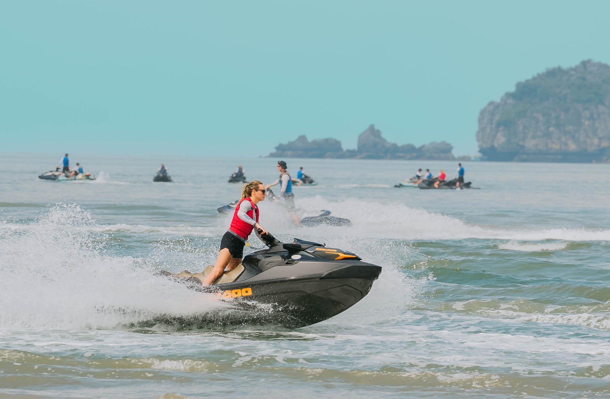 Nóng: Show diễn Jetski bắn pháo hoa trên mặt biển tại Cát Bà khởi động- Ảnh 4. Nóng: Show diễn Jetski bắn pháo hoa trên mặt biển tại Cát Bà khởi động- Ảnh 4.